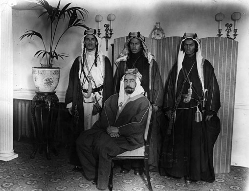 EMIR DE TRANSJORDANIA CON SUS SIRVIENTES – 1921 marketdesign