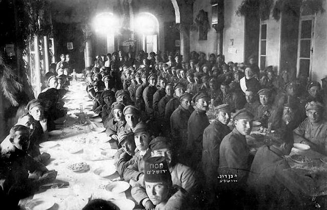 Pessach de 1919 em Jerusalem. Estes sao soldados judeus do exercito ingles que lutaram no Oriente Medio em 1917 1918 Likud Brasil