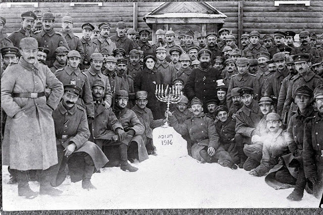 Jewish German soldiers celebrating Hanukkah in Poland 1916 2 Likud Brasil