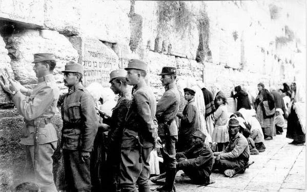 Jewish soldiers in the Austrian sic Battalion standing next to the Western Wall 1916 Likud Brasil