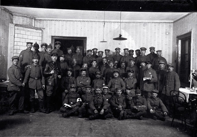 Rabbi Arnold Taenzer with soldiers after Passover Seder Pinsk Belarus alemanha ss1 Likud Brasil