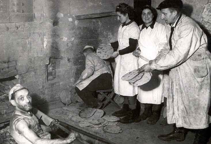 1943 Baking matzah in hiding Lodz Likud Brasil