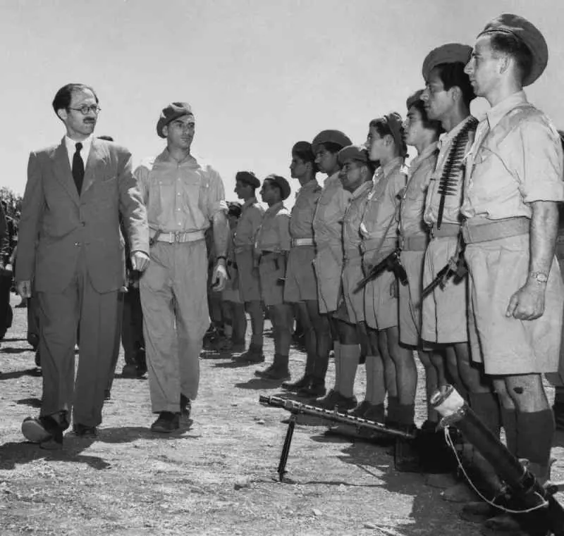 altalena 3 Menachem Begin left inspecting members of the Irgun in Jerusalem August 1948 Likud Brasil